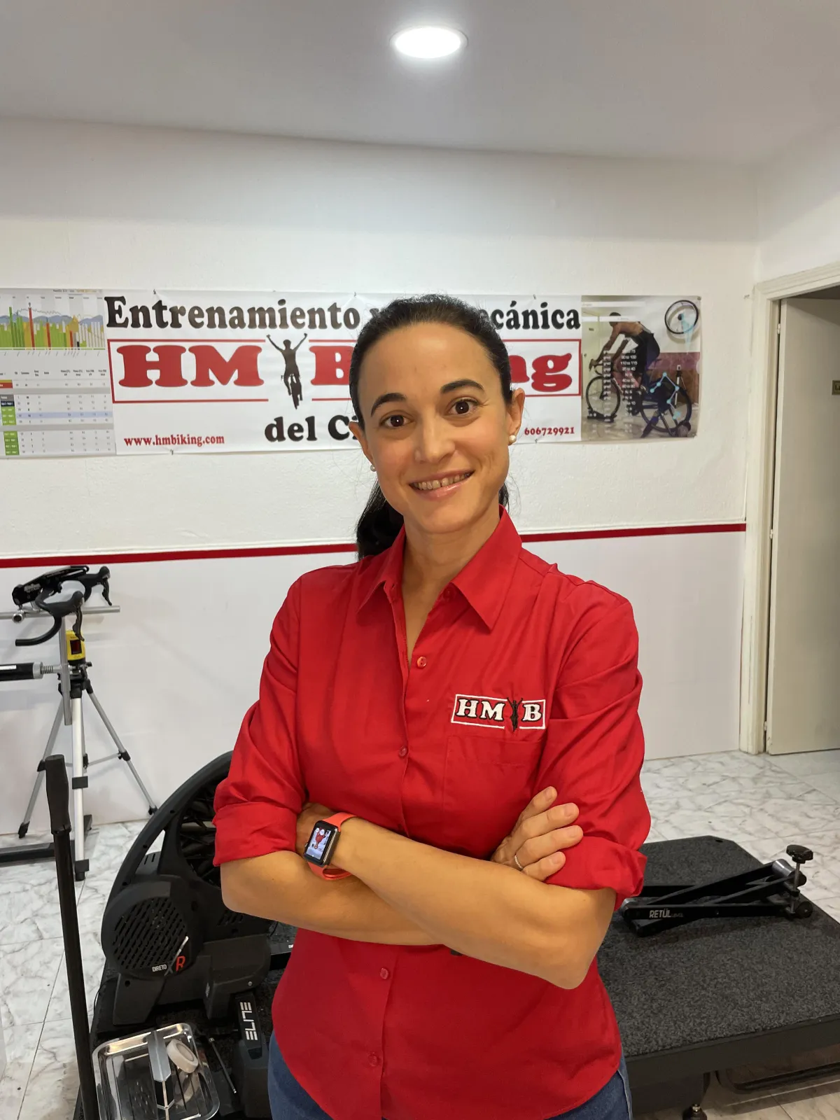 Helena Martín, entrenadora de ciclismo y especialista en biomecánica, en su estudio de HM Biking