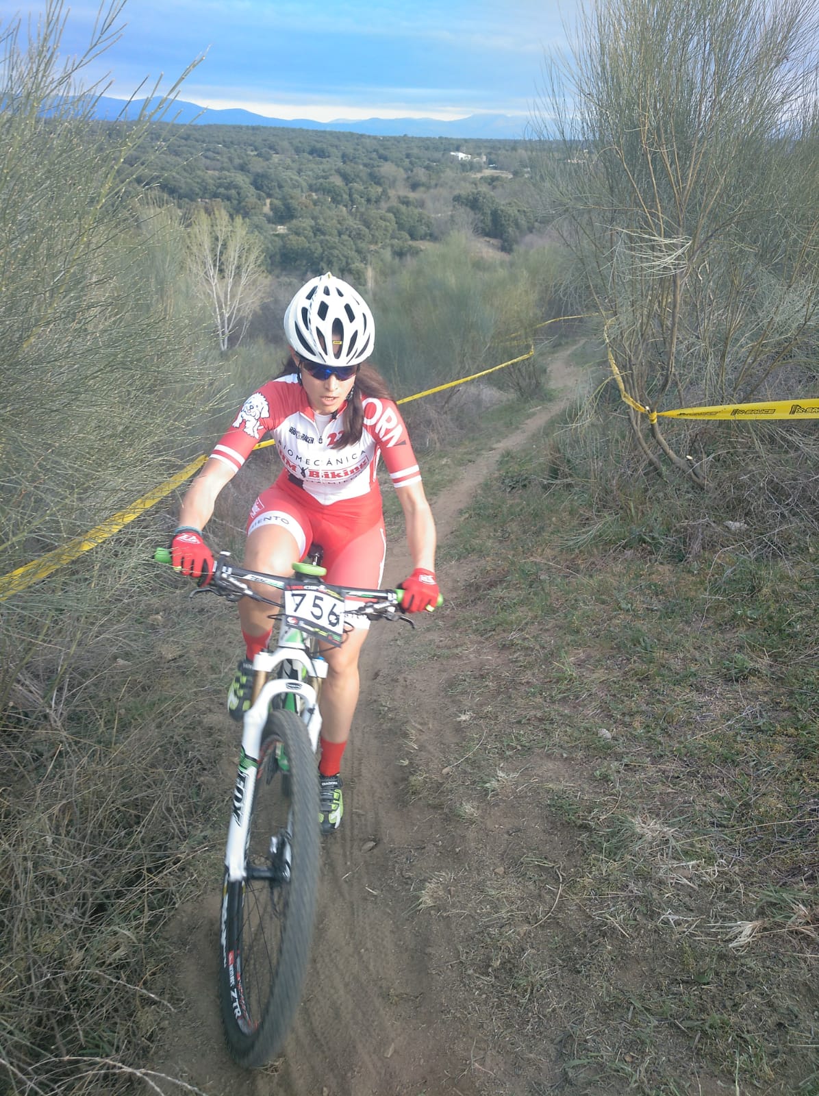 Helena Martín compitiendo en una carrera de MTB